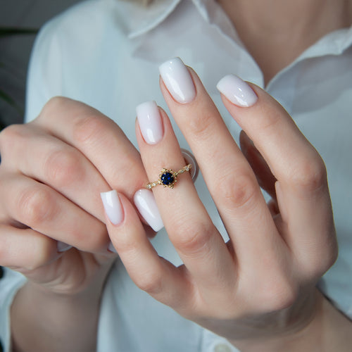 Exquisite Gold Ring with Round Blue Sapphire and Elegant Floral Design