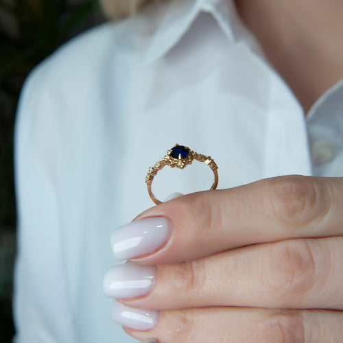 Exquisite Gold Ring with Round Blue Sapphire and Elegant Floral Design