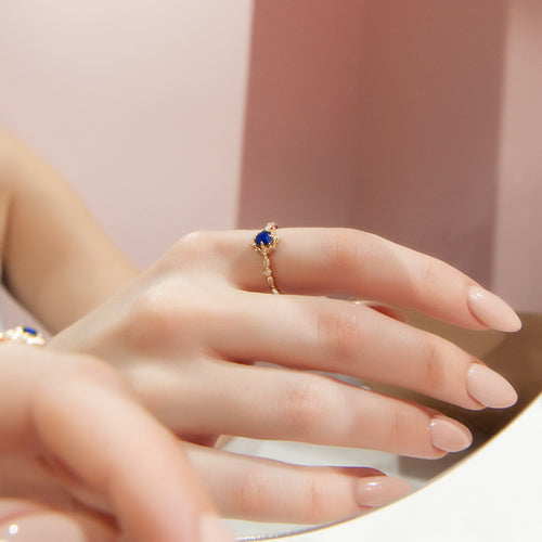 Exquisite Gold Ring with Round Blue Sapphire and Elegant Floral Design