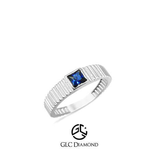 Elegant Gold Ring with Princess Cut Blue Sapphire