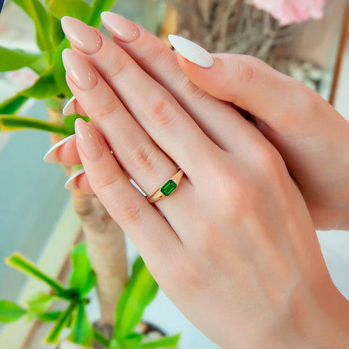 Elegant 14K Gold Emerald Ring with Rectangular Green Gemstone