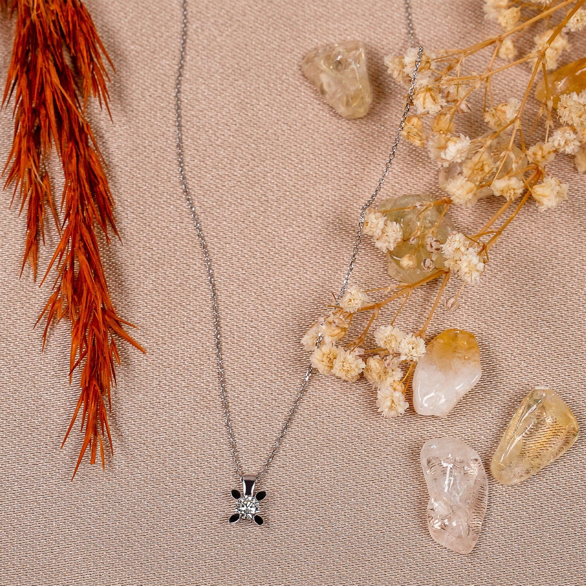 0,18 Carat Classic Diamond Pendant Solitaire Necklace