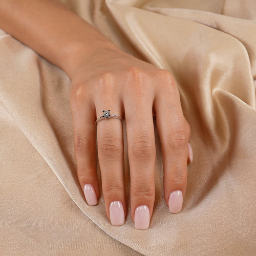 0,18 CT Dainty Solitaire Diamond Ring